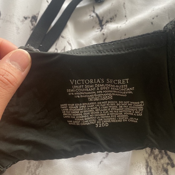 Victoria’s Secret Uplift Tshirt Bra (32DD) - Picture 3 of 5